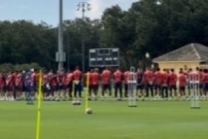 拜仁今天训练前，为离世的若塔兄弟默哀一分钟