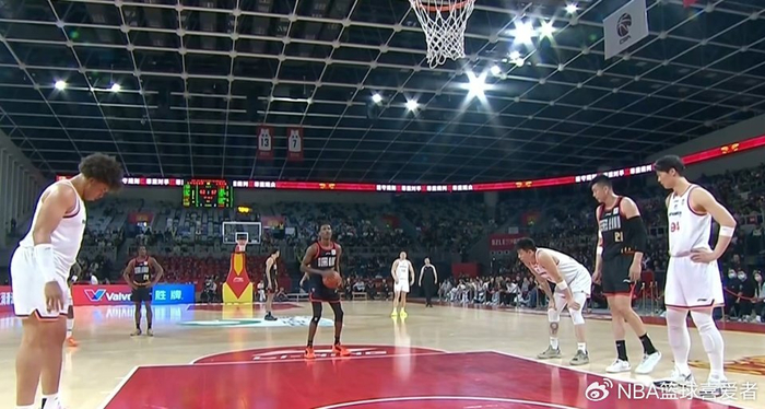 leyu乐鱼体育-近4战场均轰38分飙中20记三分，深圳小外援史密斯率队连克北京上海|篮板|比赛|男篮|积分榜|CBA_新浪体育_新浪新闻